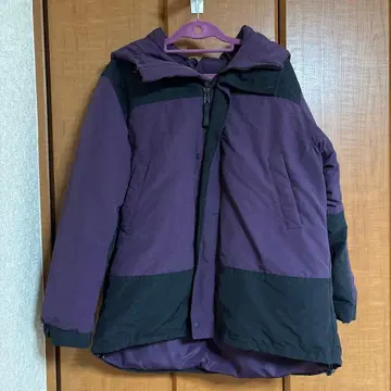 후드 부착 보라색 블랙 다운 자켓