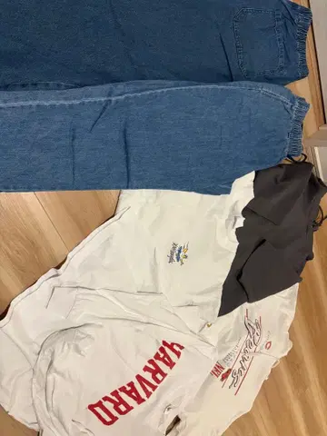 화이트 그레이 T셔츠와 데님 팬츠 세트