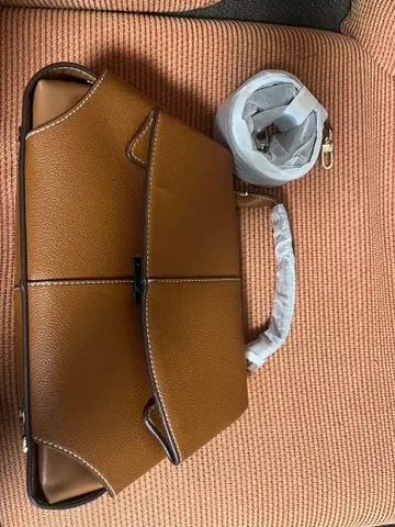 브라운 가죽 핸드백