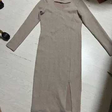 EGOIST 베이지 니트 원피스 슬릿 포함