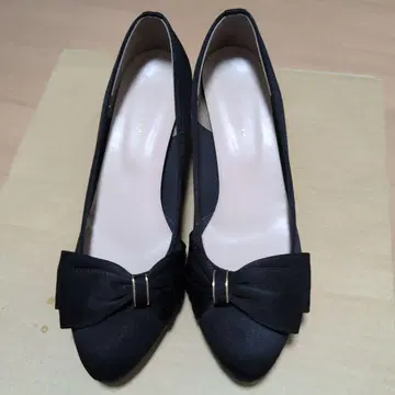 주얼리 콩 리본 포함 펌프스 와이드 힐