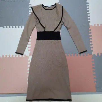 후드 부착 니트 원피스 베이지와 블랙