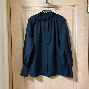 빔즈 블랙 프릴 넥 긴팔 셔츠