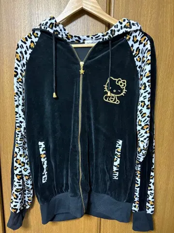 헬로키티 레오파드 무늬 저지 셋업 벨로아