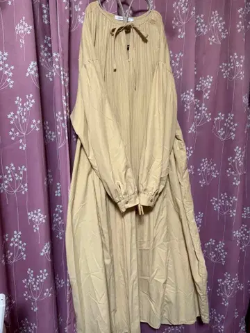 베이지 플리츠 디자인 롱 원피스