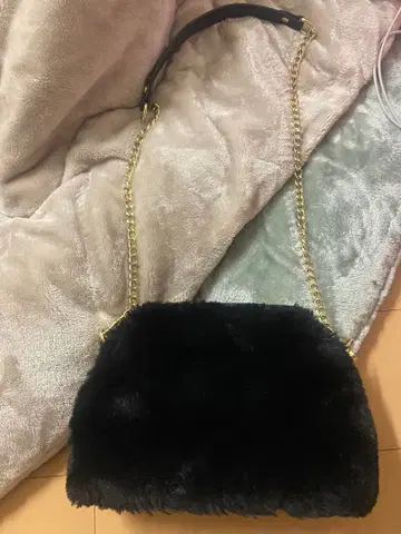 Rose bud 블랙 퍼 숄더백 체인 스트랩