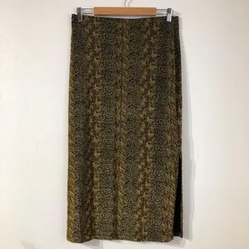 그린과 옐로우 컬러의 패턴 타이트 스커트