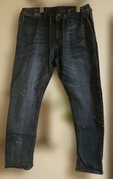 다크 블루 스트레이트 데님 페인트 가공 끈 포함 신축성 있음