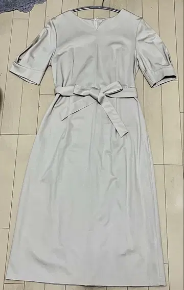 새상품급 UNTITLED 라이트 그레이 무릎 기장 원피스