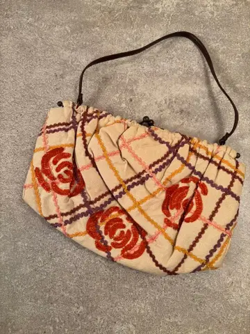 클래식한 꽃무늬 클러치백