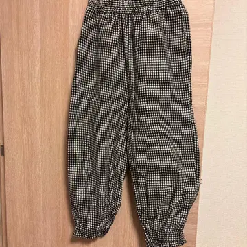 마블슈드 체크 무늬 밑단 프릴 팬츠 블랙