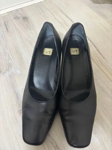 컨디션 최상 ing 블랙 가죽 스퀘어토 펌프스 23cm