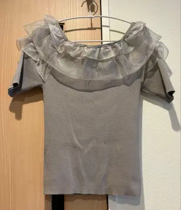 새상품급 데콜테 프릴 니트