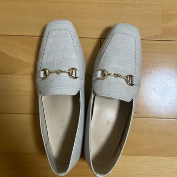 화이트 악어 엠보싱 로퍼 23~23.5cm