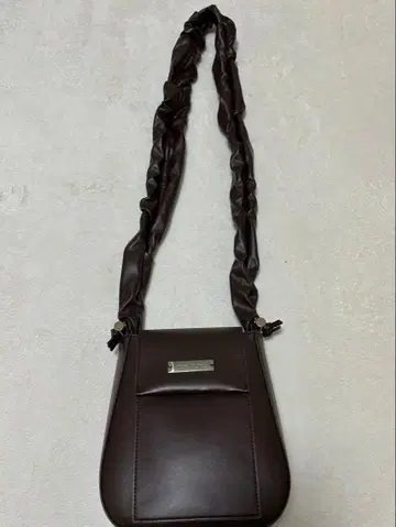 un/neu 안노이 개더 핸들 새틴 플랩 백 브라운