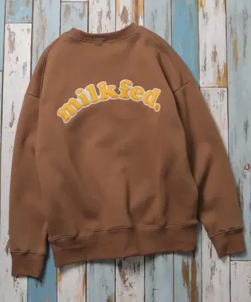 [ 새상품 ] 밀크페도 백 로고 자수 맨투맨 트레이닝복 브라운
