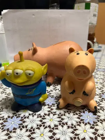 에이리언과 햄의 피규어 햄의 저금통