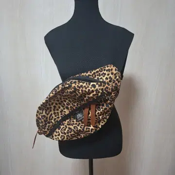 GREGORY 레오파드 무늬 바디백