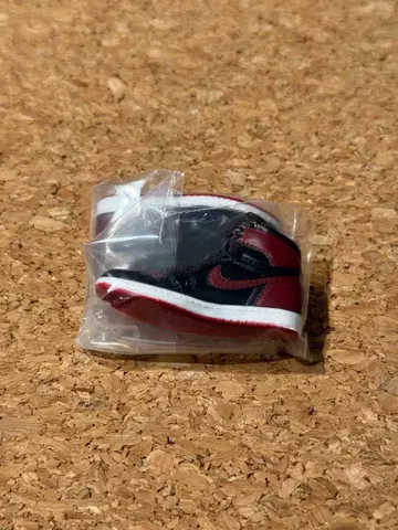 나이키 에어 조던 1 블랙 x 레드 가챠가챠