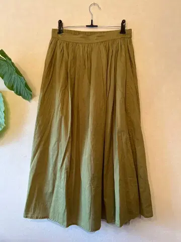 올리브색 플레어 롱 스커트