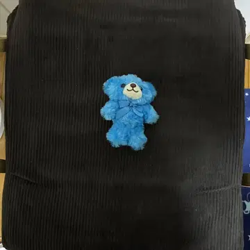 파란색 곰 모양 봉제 인형