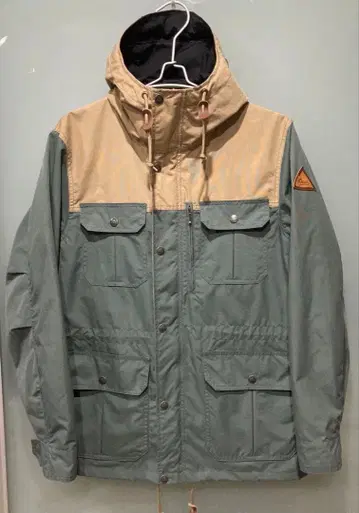 DEUS EX MACHINA 마운틴 파카 그린/베이지