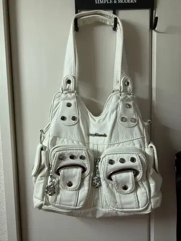 화이트 핸드백 포켓 부착