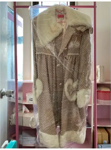 BABY, THE STARS SHINE BRIGHT 코트