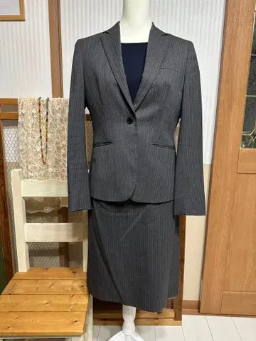 그레이 스트라이프 비즈니스 스커트 수트