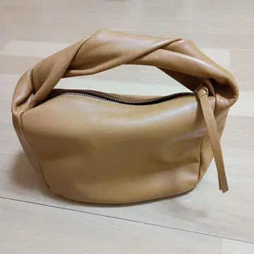 Whim Gazette 윔 가젯 트위스트 핸들 카멜 미니 백