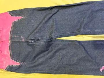 데님 블루와 핑크 팬츠