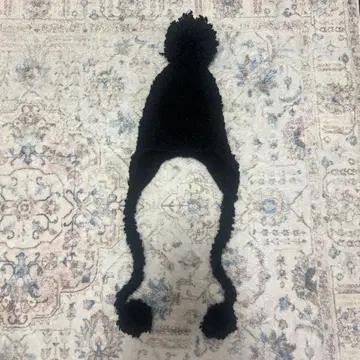 블랙 폼폼 포함 니트 모자