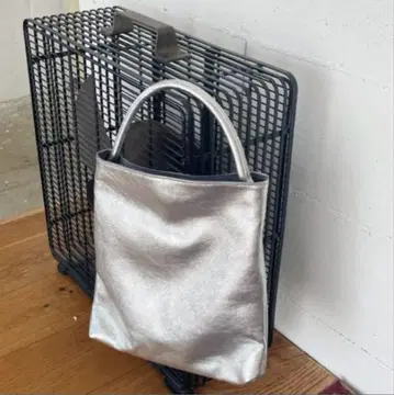 [컨디션 최상] BEAURE 카우 가죽 원 핸들 토트 실버