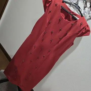 ERUKEI 엘르 새상품급 비쥬 장식 빨간색 슬리브리스 원피스