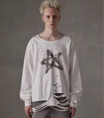 Grancy 큐빅 디자인 그래픽 데미지 롱 T 화이트