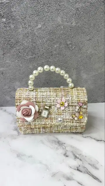 트위드 소재의 베이지 계열 파티 백