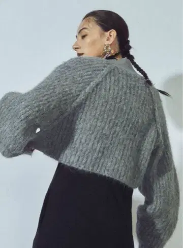 UN3D. 백볼륨 숏 니트