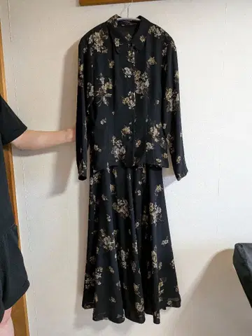 블라우스 & 스커트 블랙 플라워 무늬 로이스크레용 9호