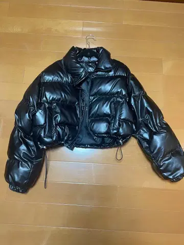 블랙 하트형 다운 자켓 크롭 기장