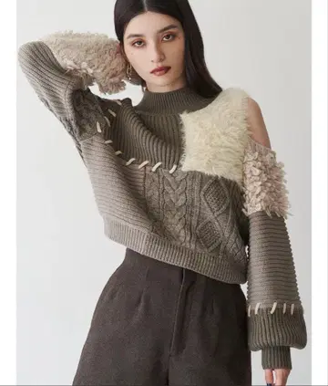 소재 MIX 숄더 오픈 니트