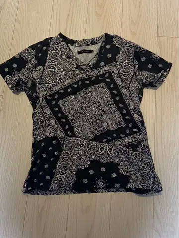 1 piu 1 uguale 3 페이즐리 셔츠