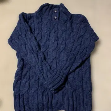 네이비 케이블 짜임 하이넥 스웨터