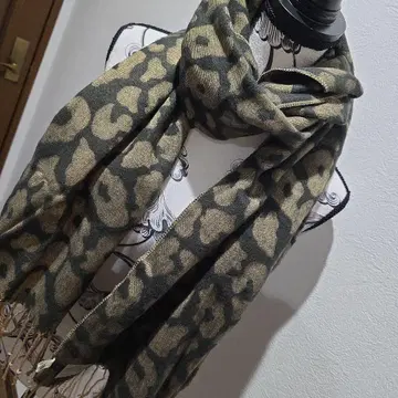 새상품급 울 100% 레오파드 무늬 머플러 베이지 x 블랙