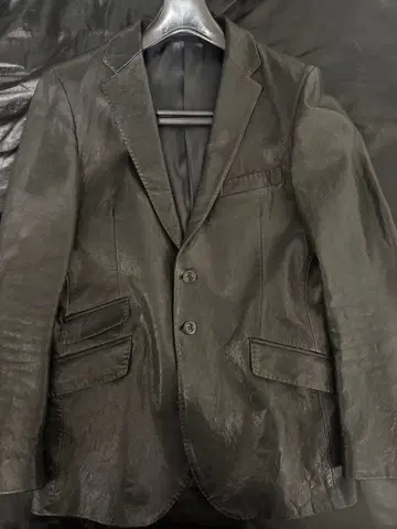 메탈릭 블랙 가죽 블레이저