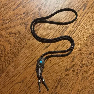 깃털 디자인 보로타이 목걸이