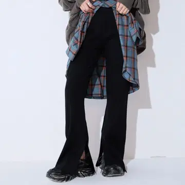 JEANASIS 지나시스 리브 니트 플레어 팬츠 블랙