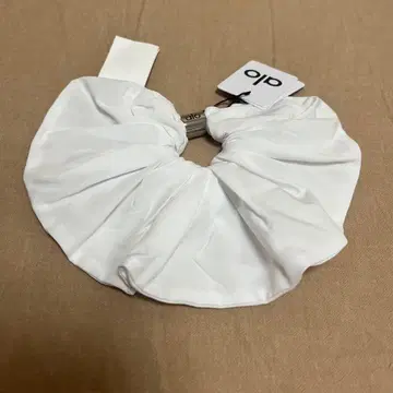 [ 미사용 새상품 ] alo yoga(애로우 요가) 화이트 헤어 스크런치