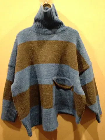 TRUBE 파랑과 브라운 스트라이프 터틀 니트