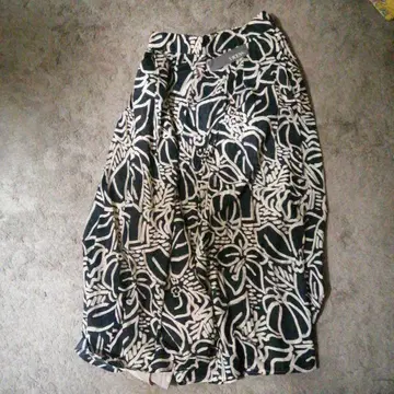 VICENS 네이비와 화이트 플레어 롱 스커트 패턴