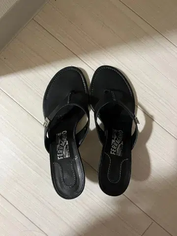 FERRAGAMO 블랙 힐 샌들